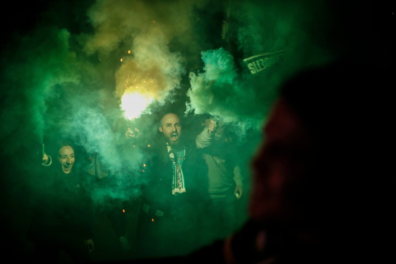 El Sevilla de Javier Hernández se lleva el derbi con dos goles a uno sobre el Real Betis de Guardado y Lainez.