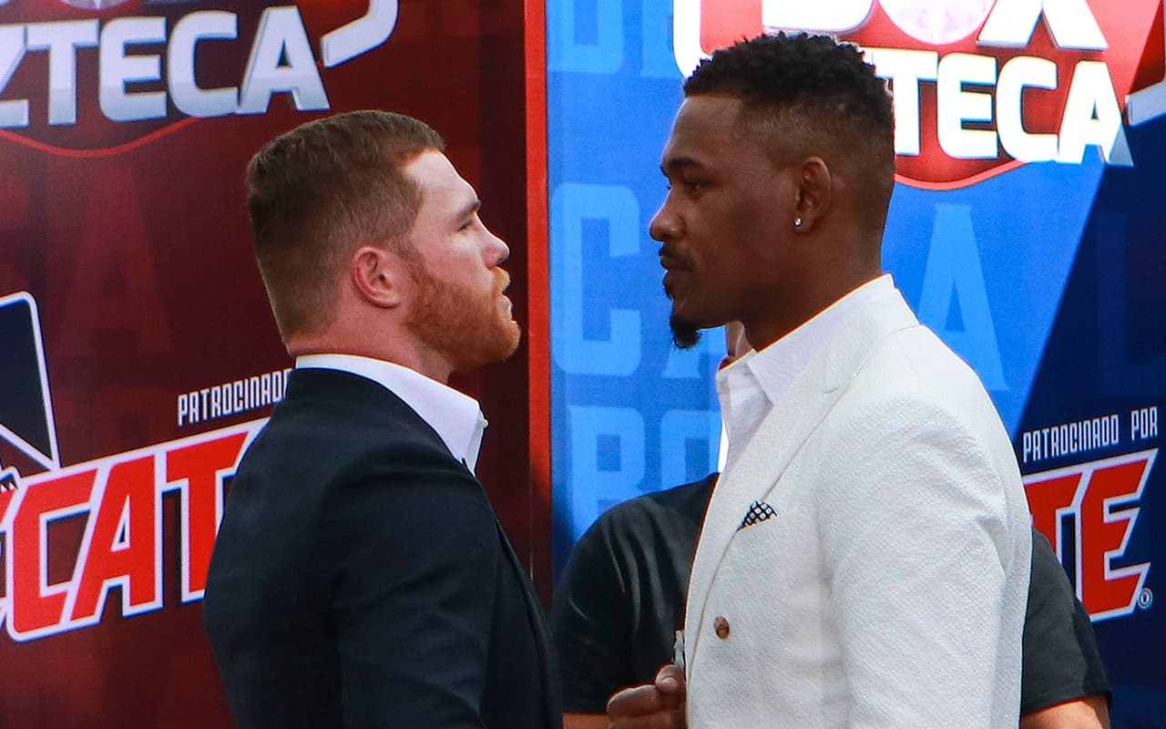 Saúl Álvarez y Daniel Jacobs, durante la conferencia de prensa realizada en Ciudad de México, promocionando su combate del 4 de mayo en Las Vegas.
