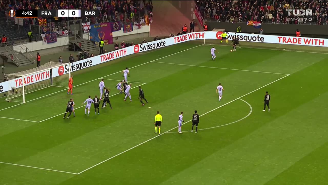 ¡TIRO ATAJADO! disparo por Filip Kostic.