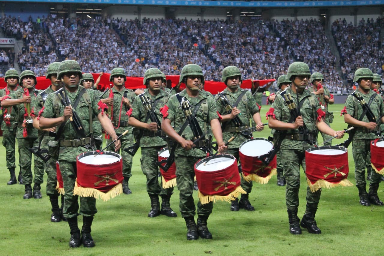 La ceremonia militar previa al partido con el Himno Nacional Mexicano contó con efectivos de la SEDENA de México.