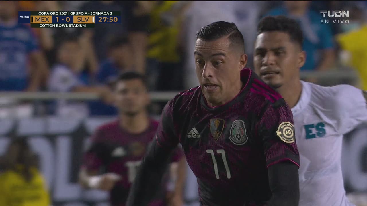 ¡Mario Martínez arrebata al gol! Le gana mano a mano a Funes Mori