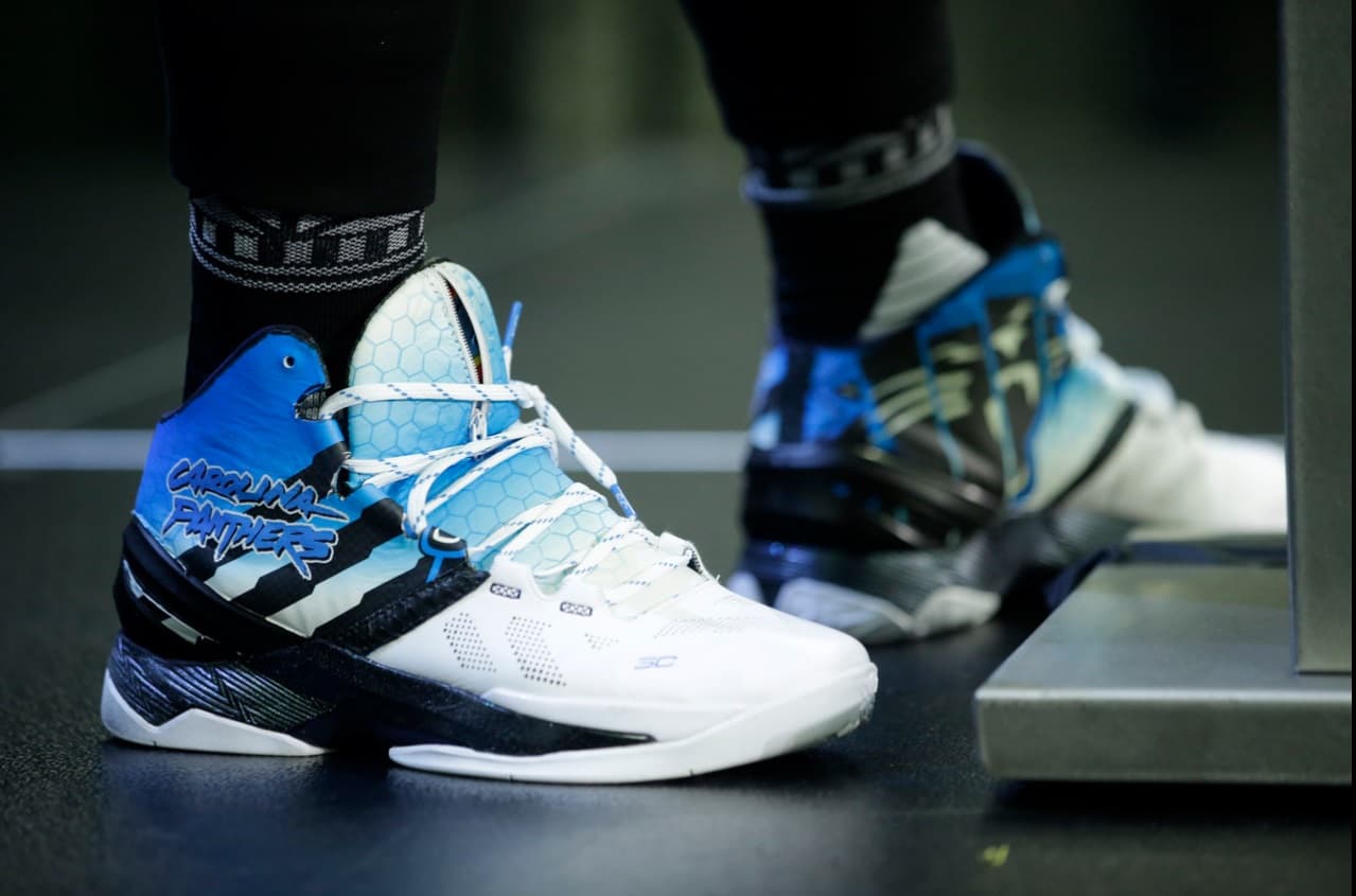 <b>Cam</b>eron Jerrell
<b>Newton</b> celebra su cumpleaños número 28 este 11 de mayo y por ello quisimos mostrar cómo ha ido cambiando su
<i>look</i> durante las seis temporadas que lleva en la NFL. El quarterback de los
<b><a href="http://www.univision.com/deportes/nfl/carolina-panthers">Carolina Panthers</a></b> ha sorprendido en casi todas sus conferencias de prensa pues no escatima al momento de presentarse en público.