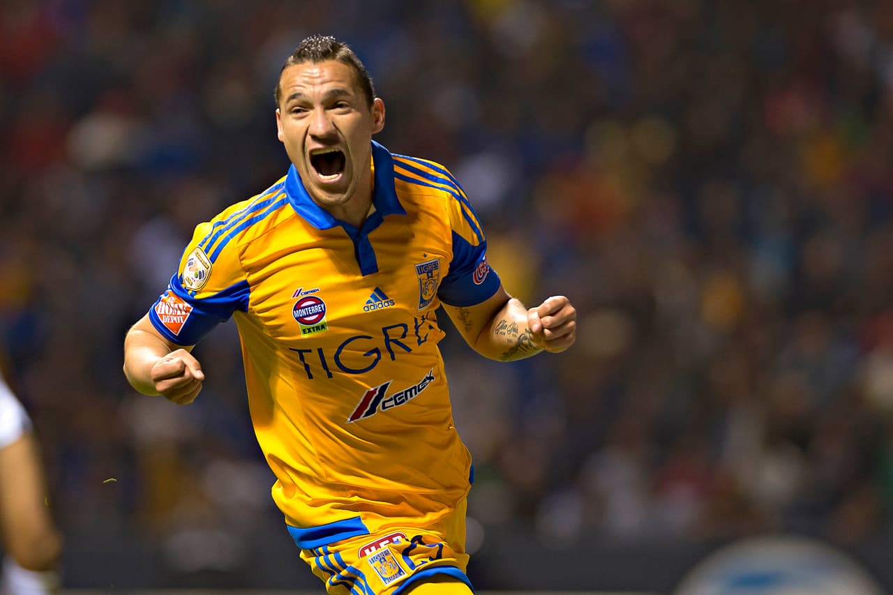 Dueñas arrancó su carrera como lateral derecho, pero Tuca decidió probarlo como contención y no solo se consolidó como titular, sino que ahora es considerado para el representativo mexicano.