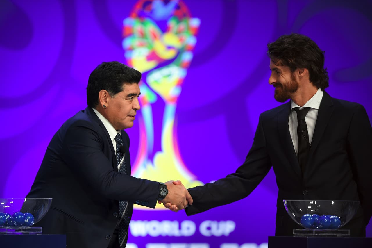 Tras la presentación cultural, Maradona y Aimar se dispusieron a iniciar con el sorteo ante la expectativa de los directivos de cada una de las Federaciones de los países clasificados.