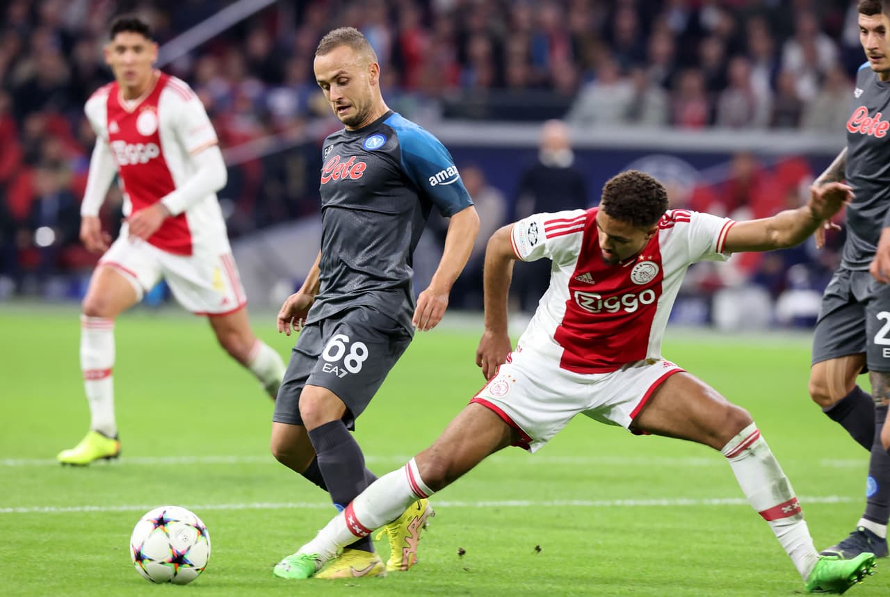 Napoli aplastó al Ajax a domicilio y lleva paso perfecto en la Champions League.