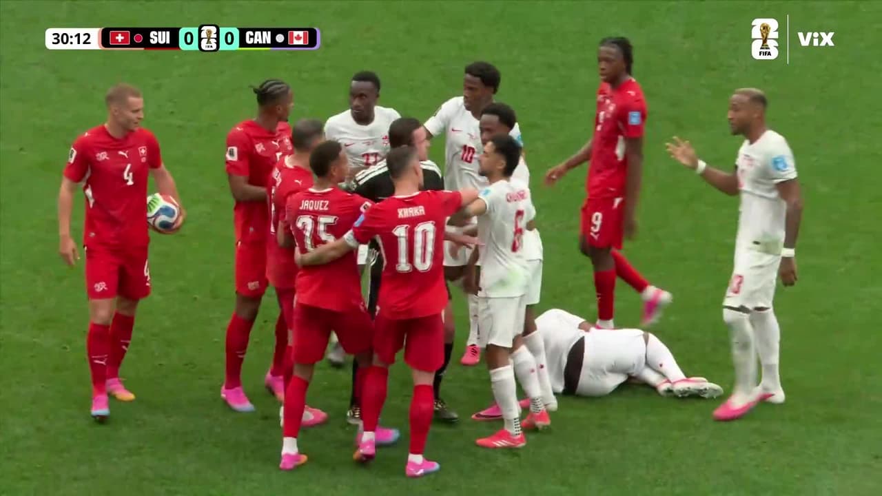 Xhaka y Larin ven la amarilla tras un fuerte encontronazo