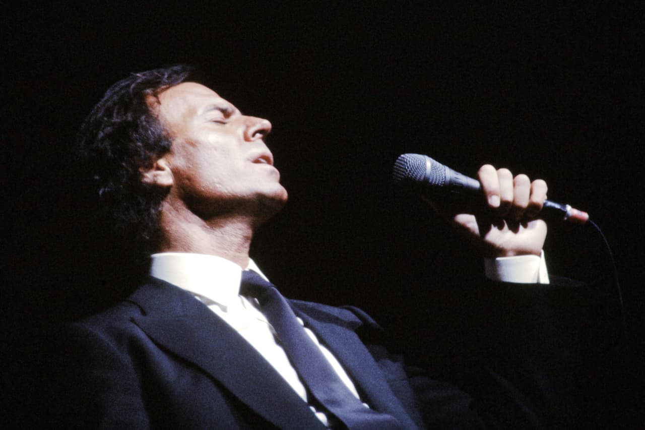 Apenas recuperado viajó a Inglaterra y, mientras aprendía inglés, empezó a presentarse en pubs interpretando temas de Los Beatles y de Tom Jones. Más tarde volvería a España y comenzaría su carrera como cantante.