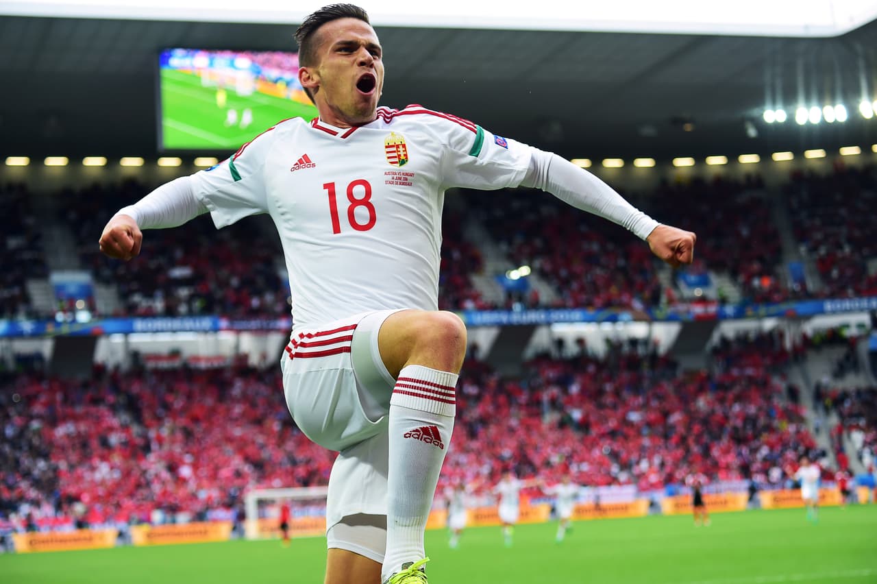 El delantero hungaro aprovechó los espacios en defensa que dejó Austria para escapar y definir sobre el portero quien estaba tratando de cortarle el espacio.