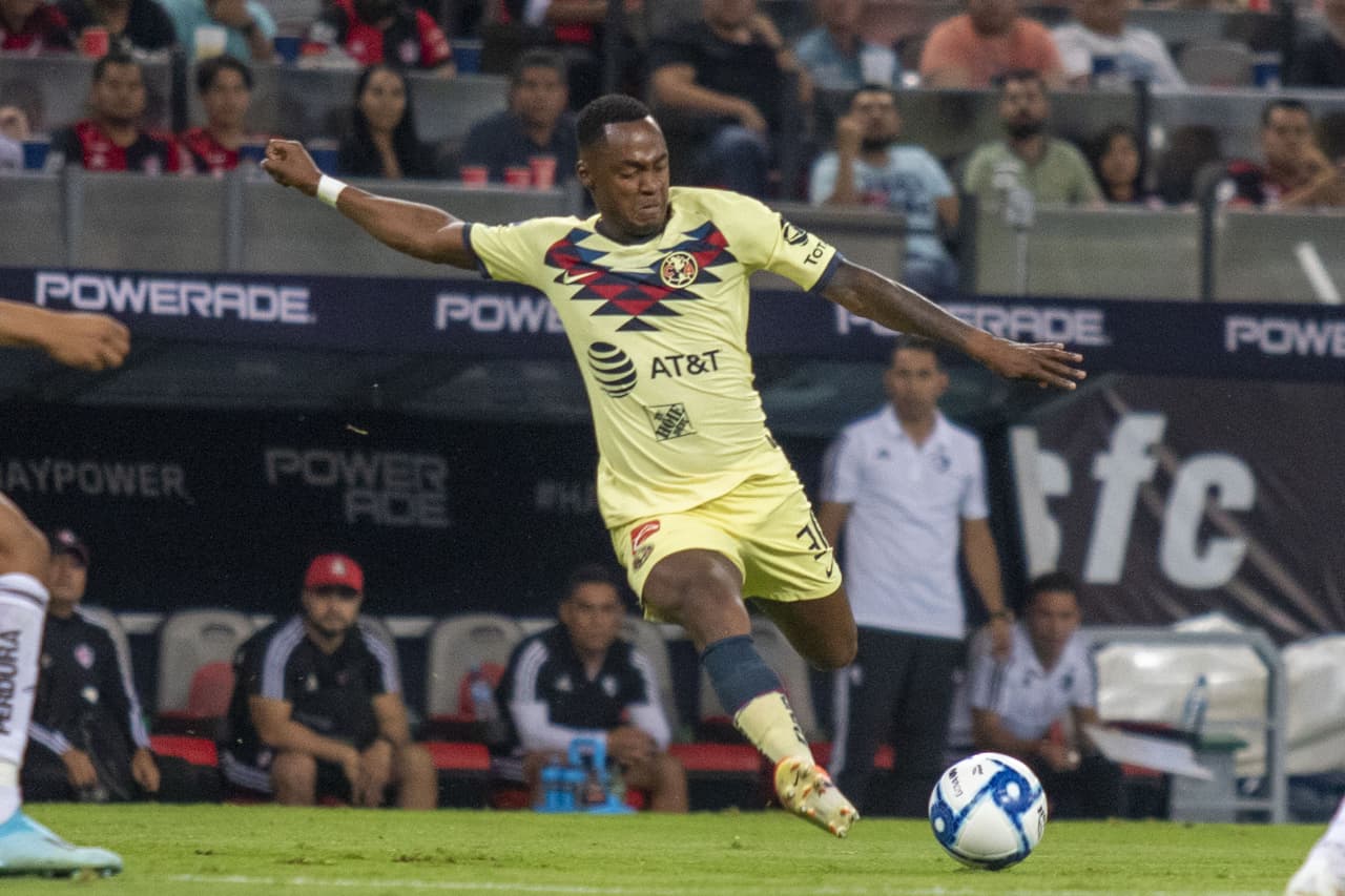 América adelanta líneas y presiona a los locales al inicio del segundo tiempo.