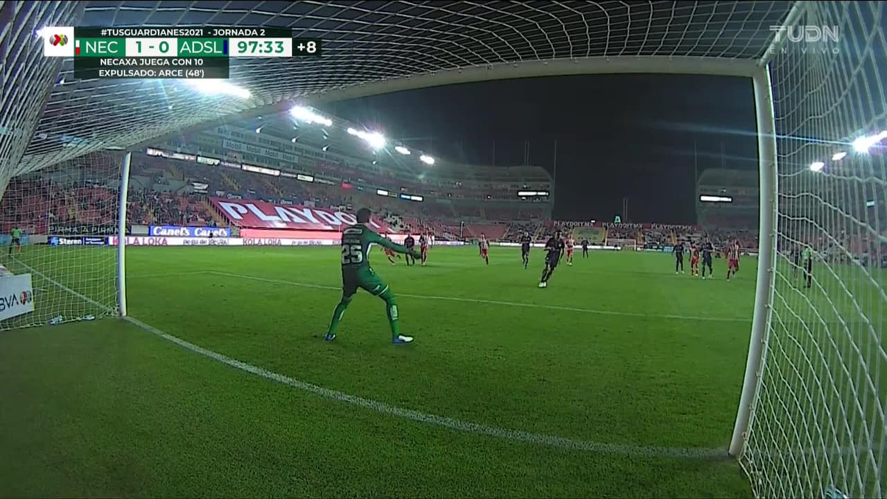 ¡TIRO ATAJADO! disparo por Nicolás Ibáñez.