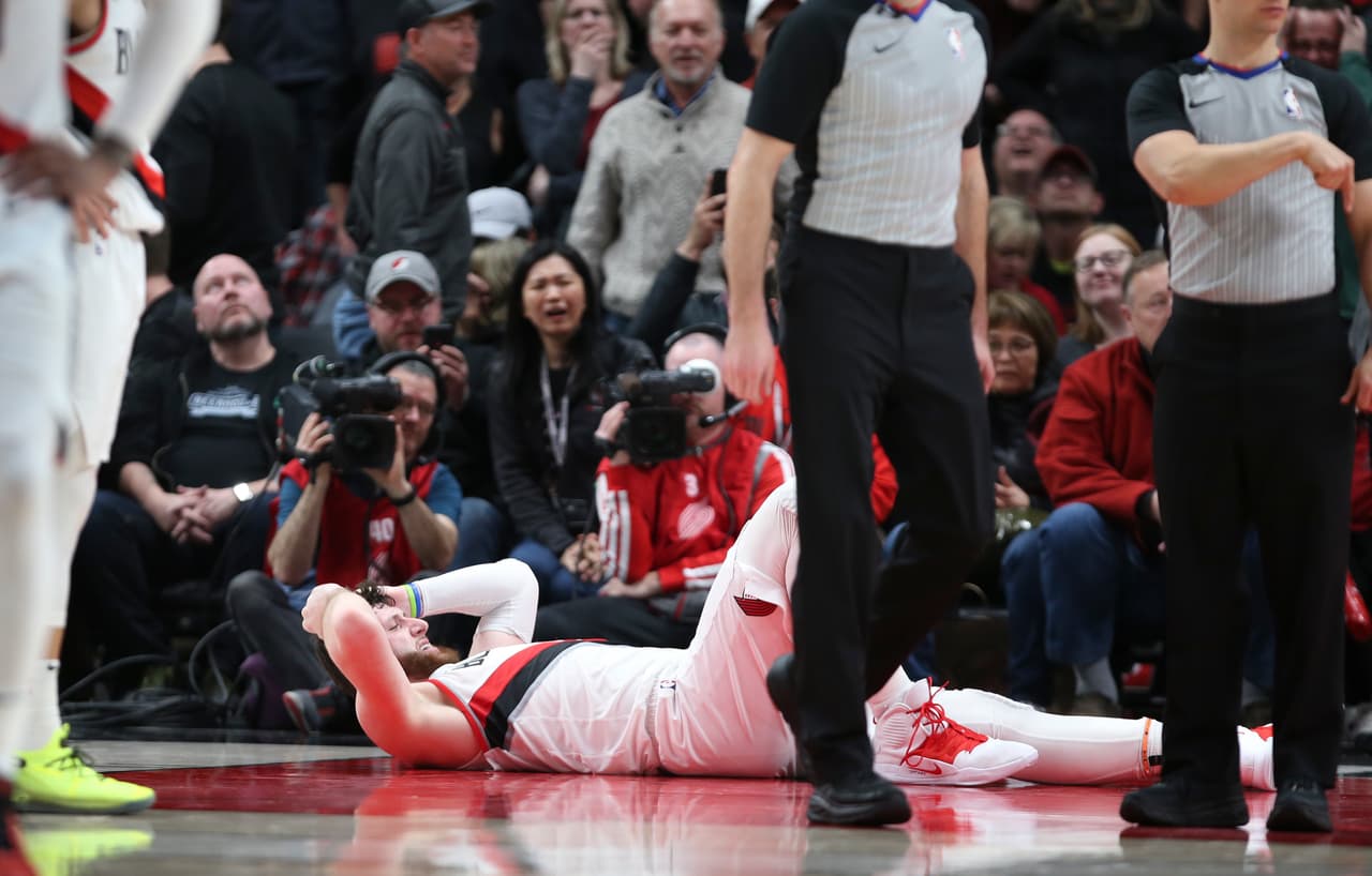 En la noche del lunes, en el triunfo de los Portland Trail Blazer ante Brooklyn Nets, el pívot Jusuf Nurkic tuvo que dejar la duela en camilla después de sufrir una impresionante lesión en su pierna izquierda. El jugador bosnio se fracturó la tibia y el peroné, dejando a todos los presentes en el Moda Center impactados.