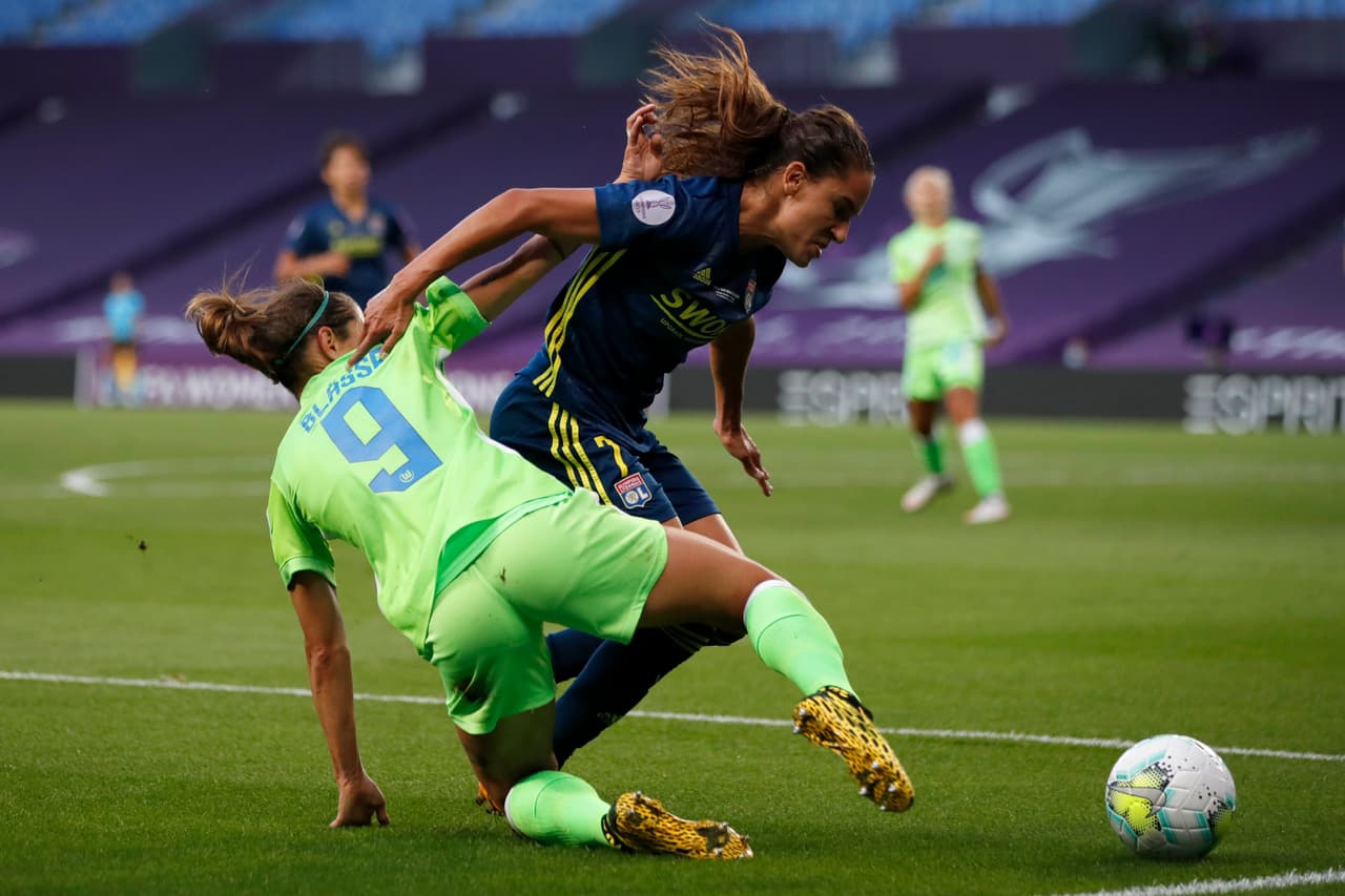 Anna Blasse le quita el balón a Amel Majri.