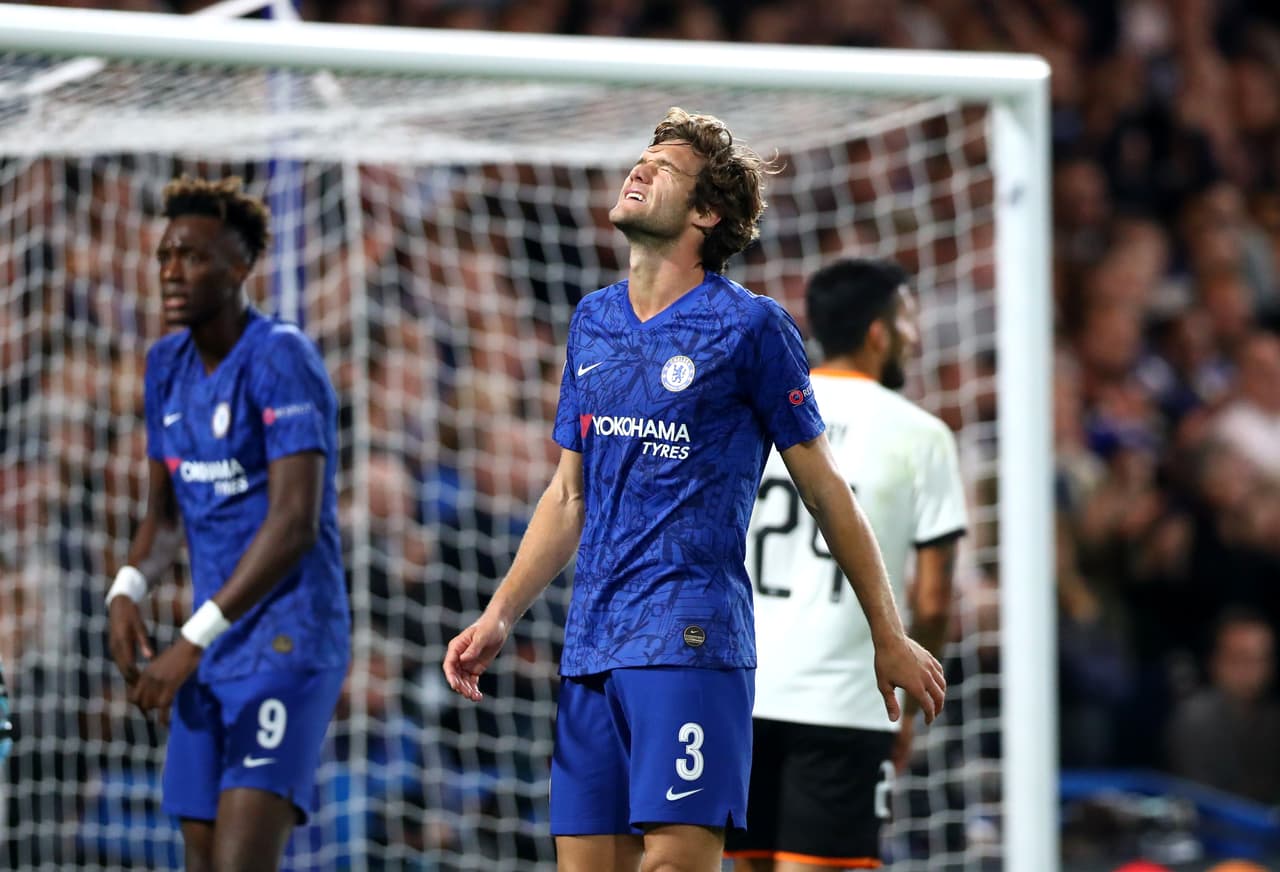 Marcos Alonso, frustrado tras el gol del Valencia.