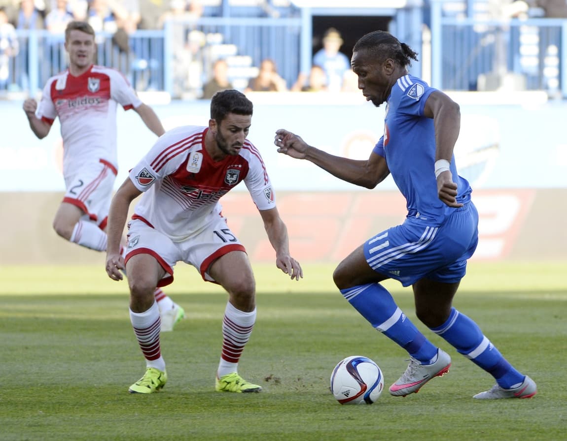 Didier Drogba jugó un partido estelar y marcó dos golazos. Los defensores del United no pudieron frenarlo.