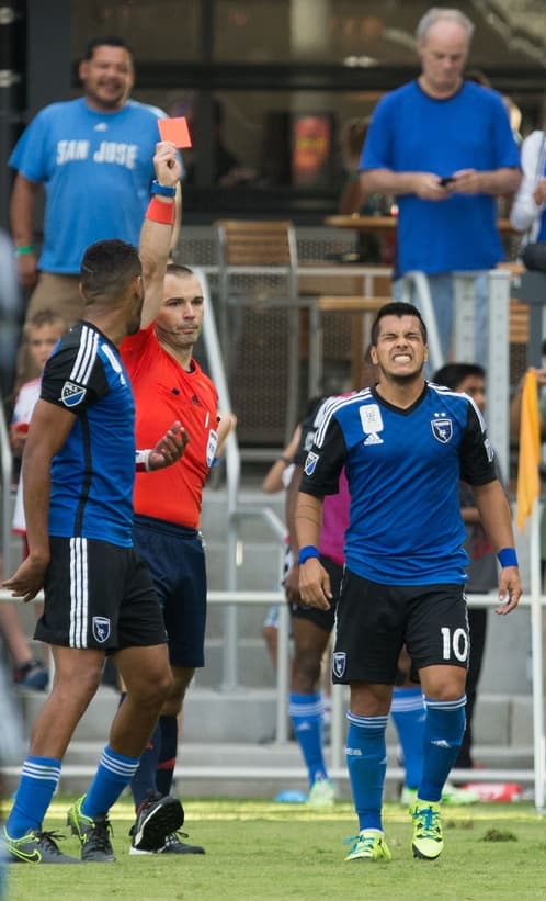 La cara del creativo Pérez García lo dice todo. Se perderá el próximo partido después de darle vida a su equipo en la lucha por llegar los Playoffs.