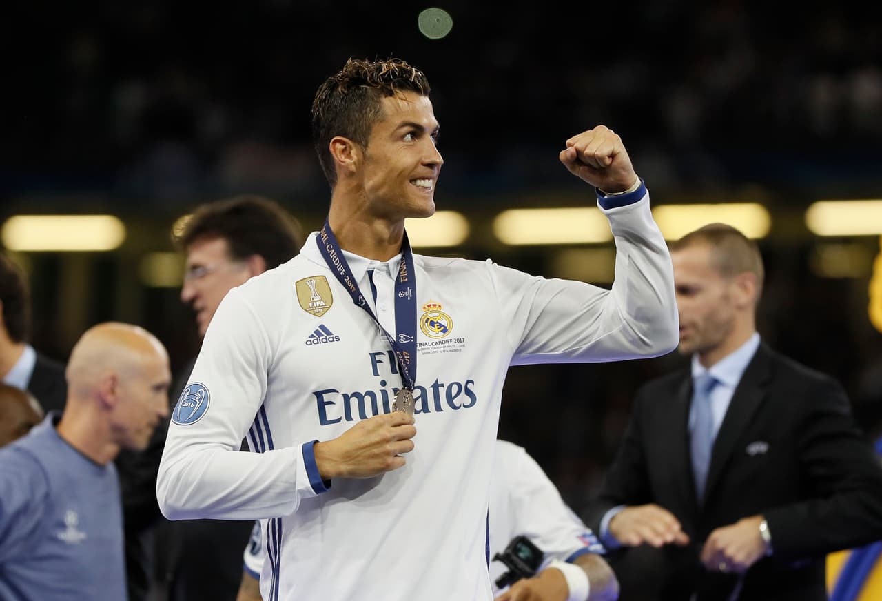 Si bien la competencia con Messi y Buffon es dura, la ventaja de Cristiano Ronaldo como goleador de Real Madrid, campeón de la Liga de España y de la Champions League lo hacen el favorito.