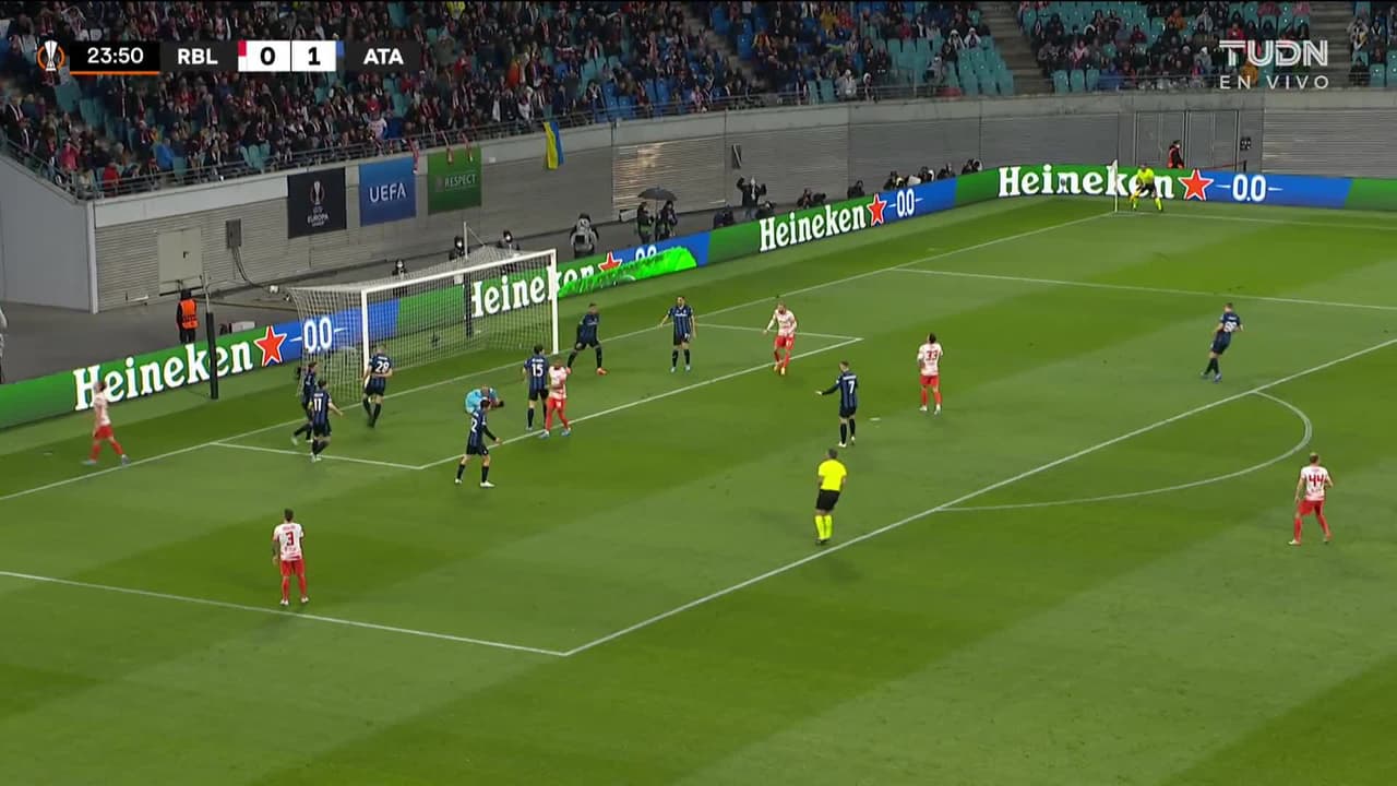 ¡CERCA! André Silva disparó que se estrella en el poste.