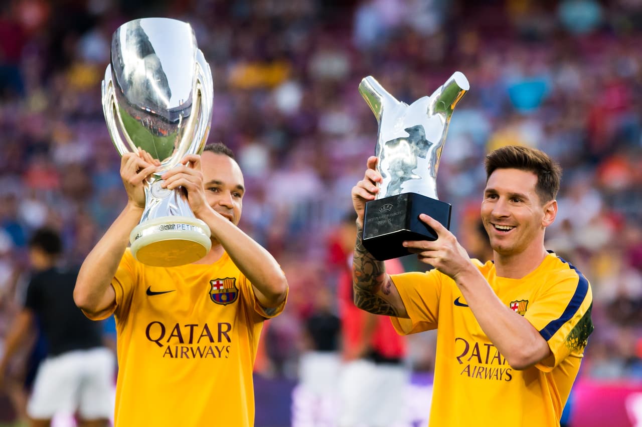 El Barcelona se presentó ante su afición dos horas antes a quienes les presumió los dos últimos trofeos que llegaron a sus vitrinas. La Supercopa de Europa en manos de Iniesta y el premio al Mejor Jugador de Europa que levanta Messi.