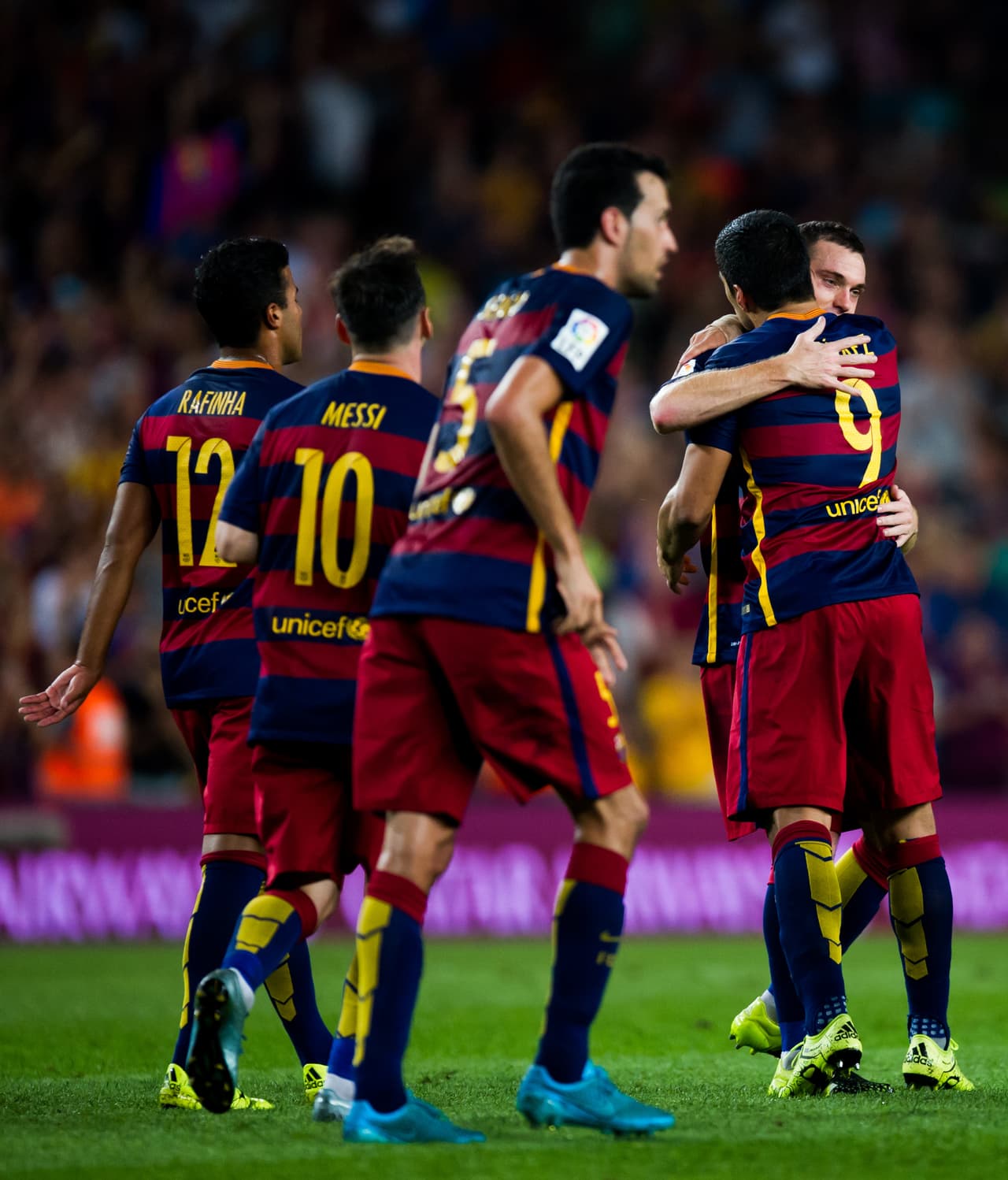 Suárez, Busquets, Messi y compañía abrazaron al defensa belga tras lograr el gol del equipo.