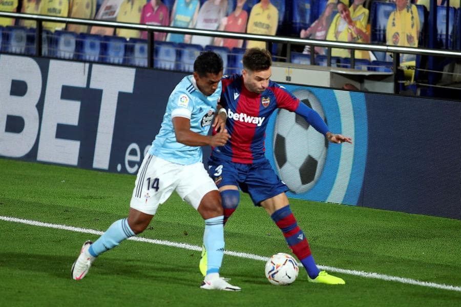 Celta de Vigo y el Levante empatan en la séptima jornada de LaLiga. Roger Martí abrió el marcador al minuto 48 para poner al Levante arriba en el marcador, pero Sergio Carreira se encarga de igualar el marcador en la segunda mitad para irse 1-1. El mexicano Nestor Araujo tuvo minutos en el campo.