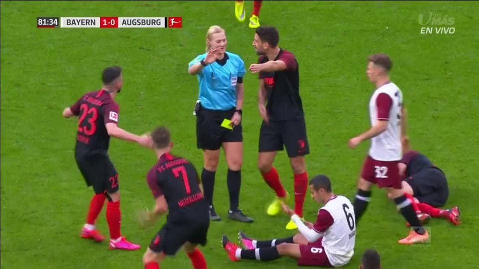 Tarjeta amarilla. El árbitro amonesta a Thiago de FC Bayern München