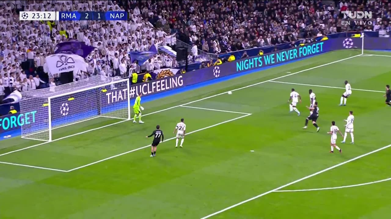 ¡TIRO ATAJADO! disparo por Giovanni Simeone.