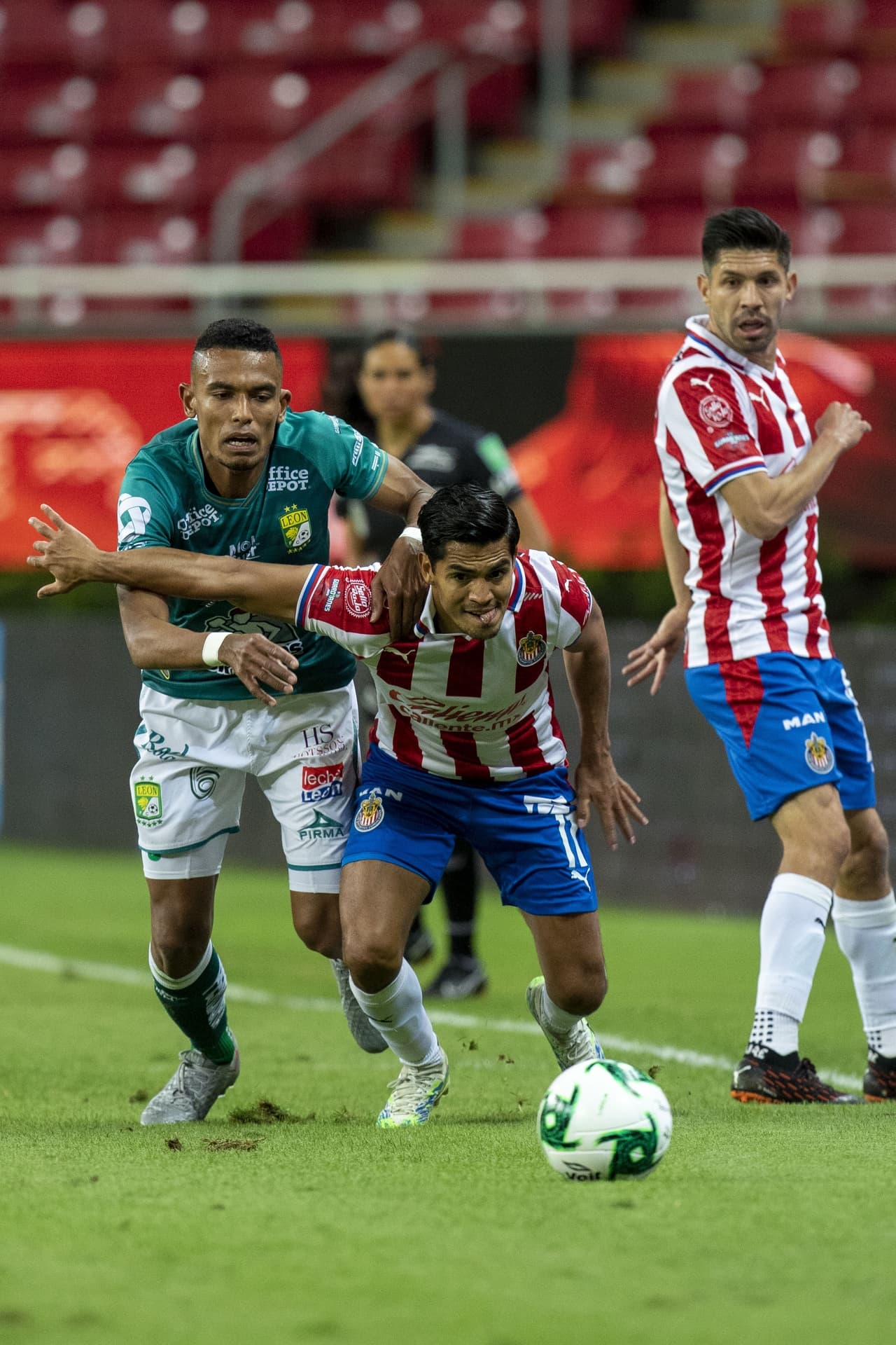 León se lleva el empate 1-1 en el Estadio Akron y se regresan con una leve ventaja a casa.