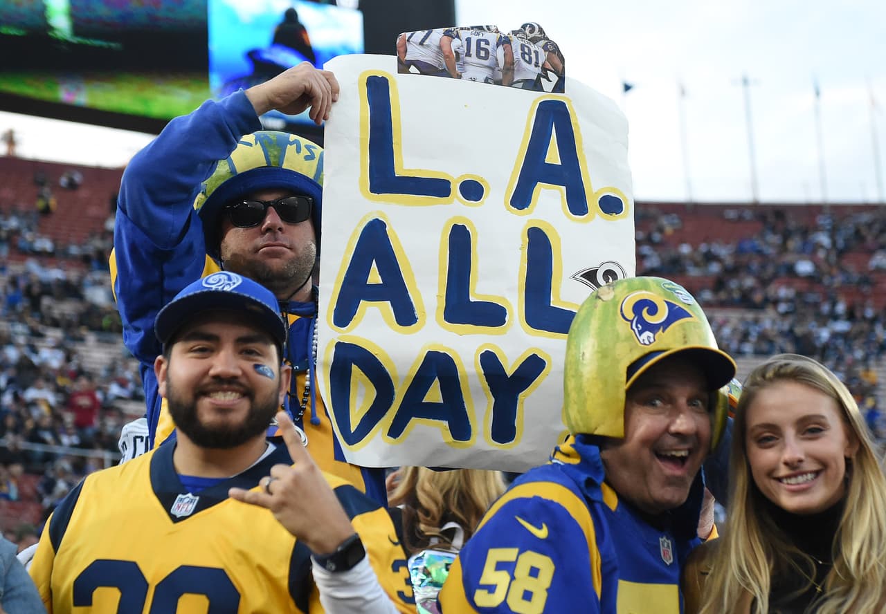 Los fanáticos de Los Angeles Rams apoyando a su equipo contra Dallas Cowboys.