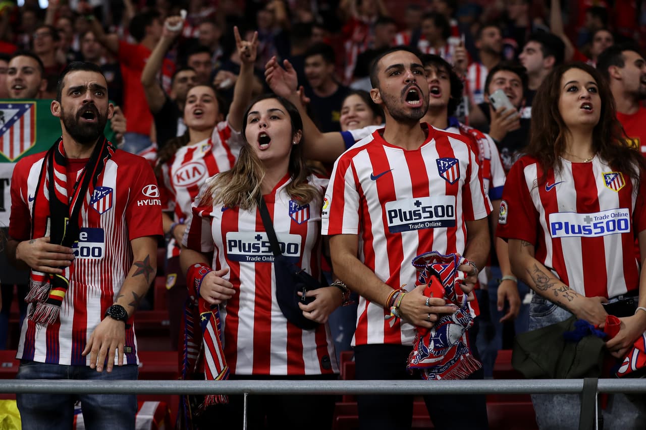 Cae la tarde y el Wanda Metropolitano recibe a miles de aficionados colchoneros.