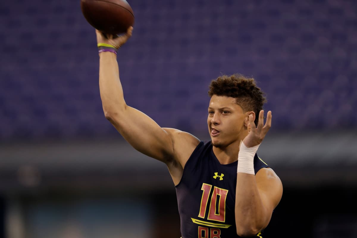 Su sueño de jugar en la NFL se cumplió en el Draft del 2017 luego de ser elegido por los Kansas City Chiefs en la primera ronda tras formar parte de la décima selección.