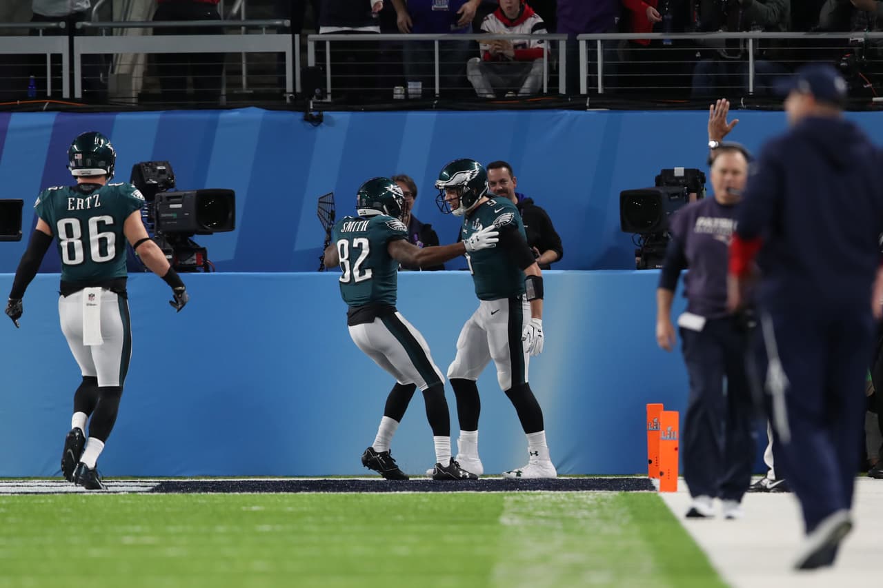 ¡Esta jugada se va a recordar por muchos años! Jugada de engaño, Burton toma la posición de mariscal de campo y completa un pase de anotación de 1 yarda con Nick Foles, ¡TD EAGLES!