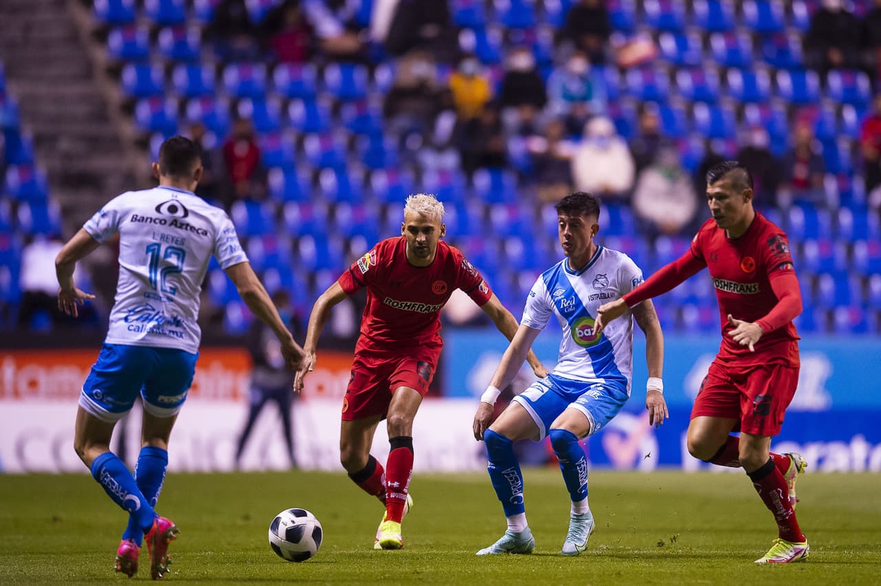 Desde los once pasos, Christian Tabó no perdona y anota el único tanto del encuentro dándole la victoria a Puebla 1-0 sobre Toluca.