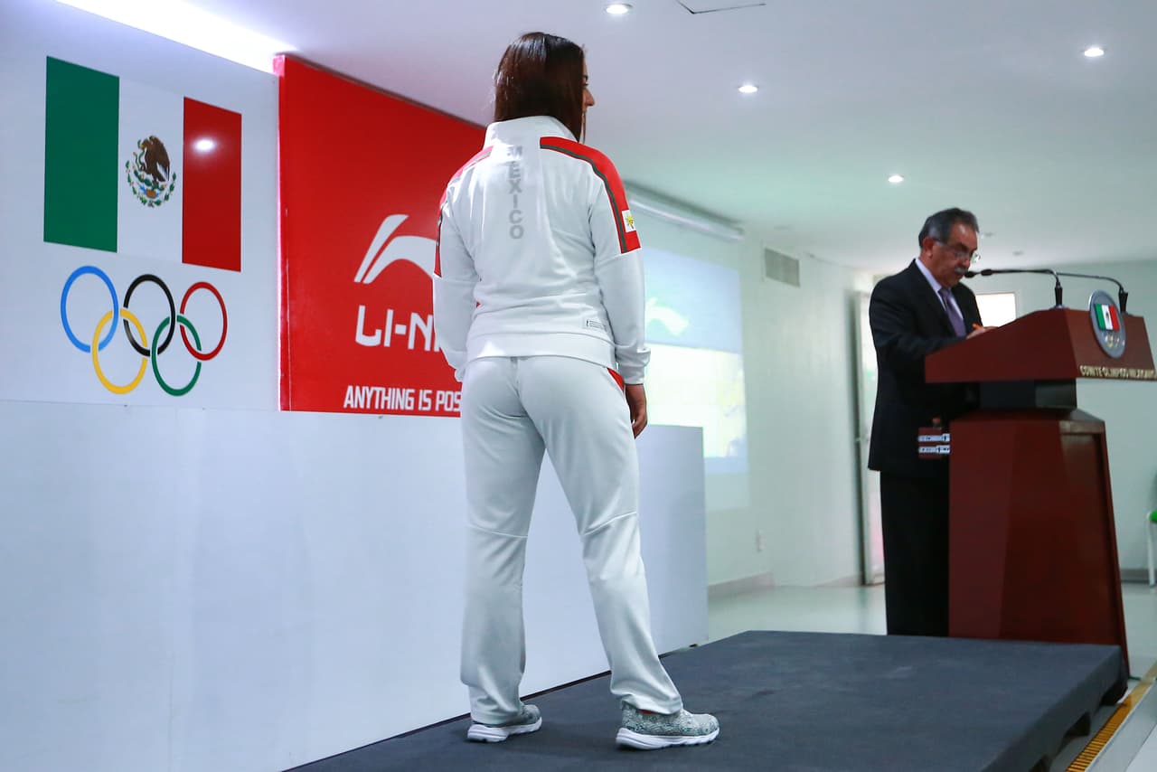 Zoe Tuyu Salcedo, del equipo nacional de Rugby, y el modelo de uniforme blanco.