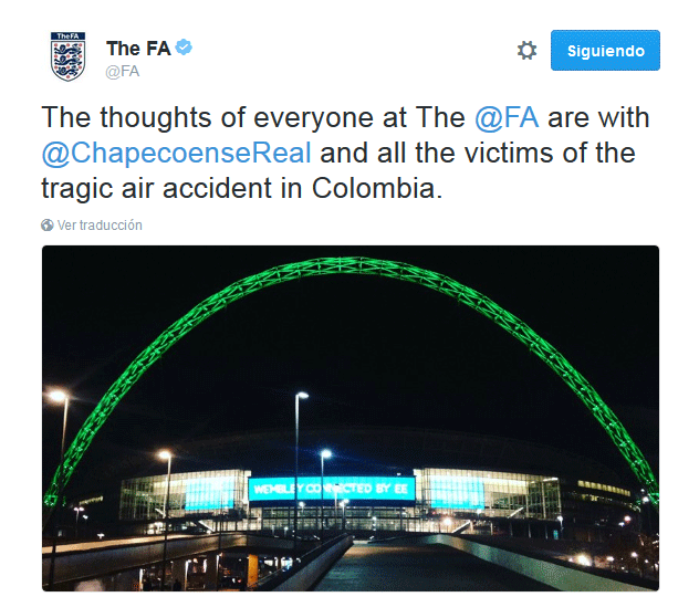 La Federación Inglesa de Fútbol expresó sus condolencias y publicó una imagen en la que se ve el mítico estadio de Wembley iluminado con los colores del Chapecoense.