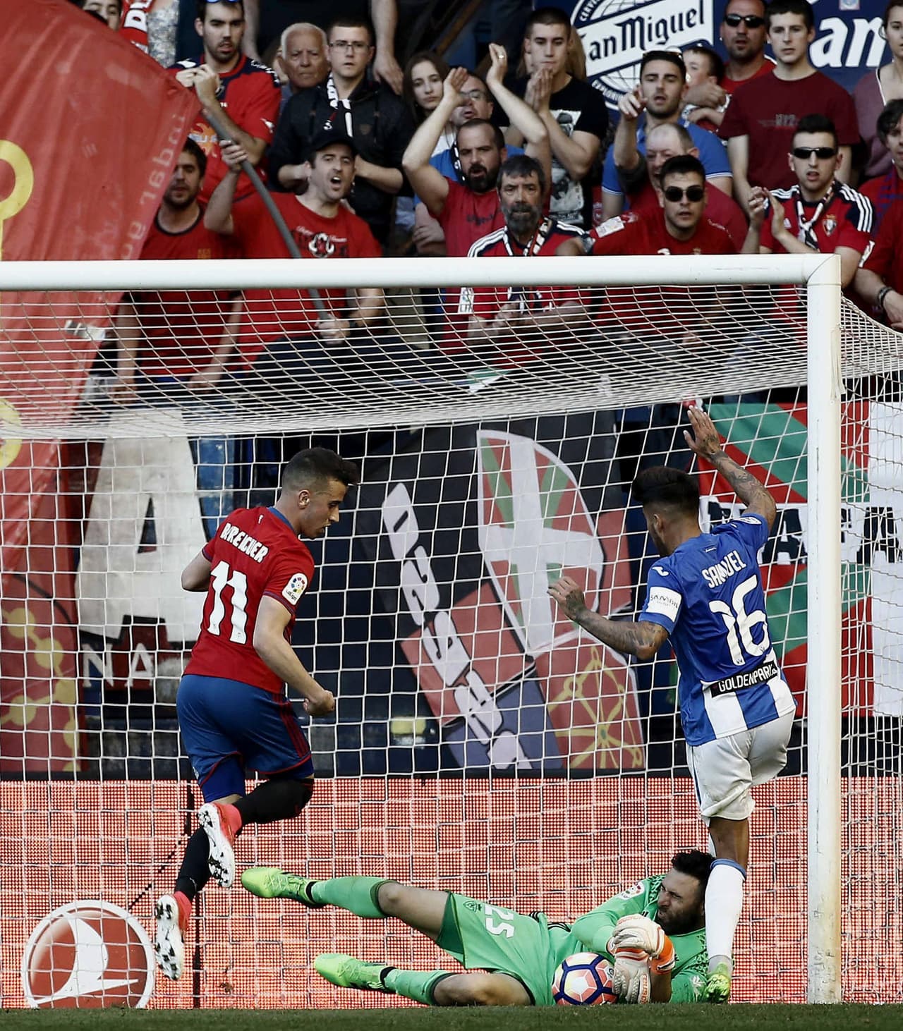 El Osasuna sigue siendo un club muy humilde y ahora su mejor futbolista es el portero italiano Salvatore Sirigu, procedente del París Saint-Germain.