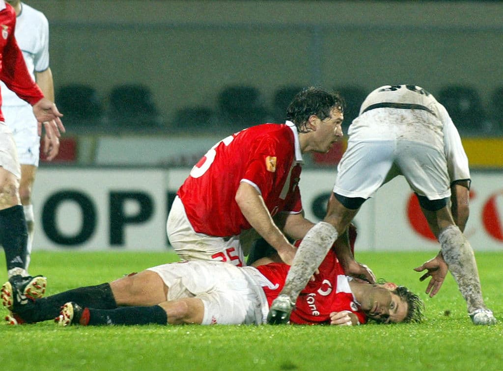 Miklós Fehér jugaba para el Benfica cuando el 25 de enero del 2004 disputaba un juego ante el Vitória de Guimaraes. El húngaro había recibido una tarjeta amarilla en el minuto 90 y sonrió al árbitro, se dio la media vuelta y caminó hasta desplomarse. Murió un par de horas más tarde en un hospital. Era seleccionado de Hungría.