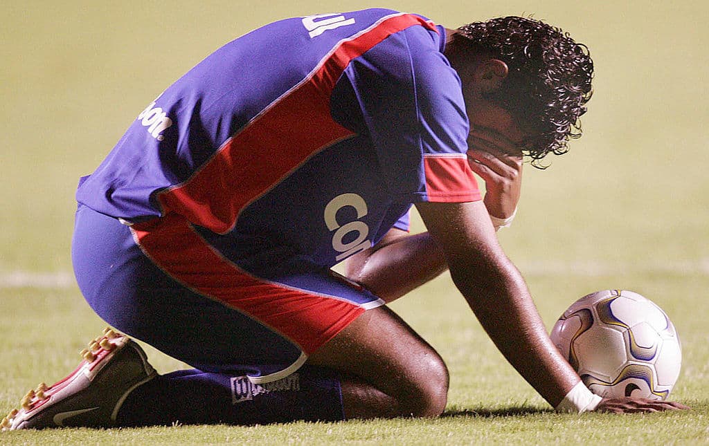 Paulo Sergio de Oliveira Silva, brasileño de 30 años y que era parte del Sao Caetano de su país, se desmayó en el minuto 14 del partido que disputaba contra el Sao Paulo. No reaccionó a los masajes cardiacos ni a la respiración boca a boca. Luego fue trasladado en una ambulancia a un hospital cercano al Estadio Morumbí y ahí murió el 27 de octubre del 2004.