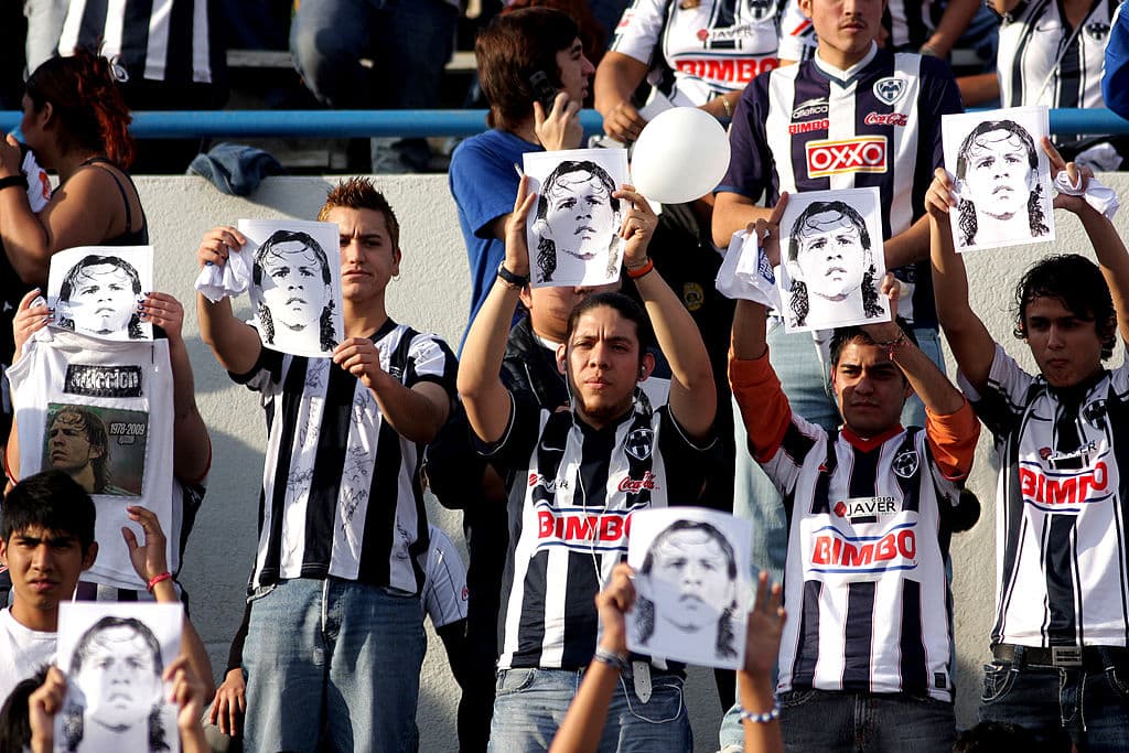 Antonio de Nigris era un jugador mexicano errante que militó en 13 equipos profesionales en ligas tan diferentes como la mexicana, la colombiana, la griega y la turca. Era parte del Larisa Griego y el 16 de noviembre del 2009 se despertó a las tres de la mañana con un fuerte dolor en el pecho. Fue trasladado a un hospital y ahí falleció. Fue seleccionado mexicano en distintas oportunidades.