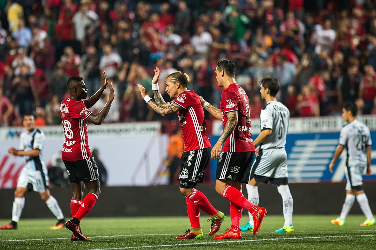 Xolos sufrió, pero venció 2-1 a Gallos Blancos y sigue imparable como local