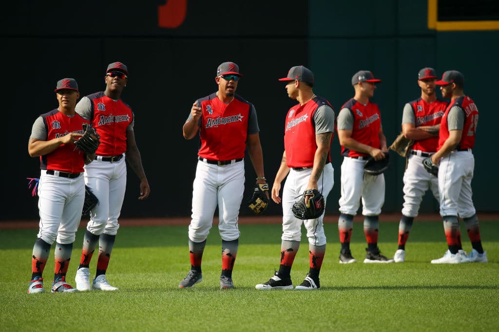 Así realizaron su práctica los peloteros seleccionados para participar en el MLB All Star Game, que se llevará a cabo este martes en Progressive Field, el Cleveland. Jugadores que generalmente son rivales pudieron convivir, charlar, entrenar, soltar el brazo y tener una leve práctica de bateo para alistarse de cara al encuentro de Media Temporada que promete ser muy atractivo.