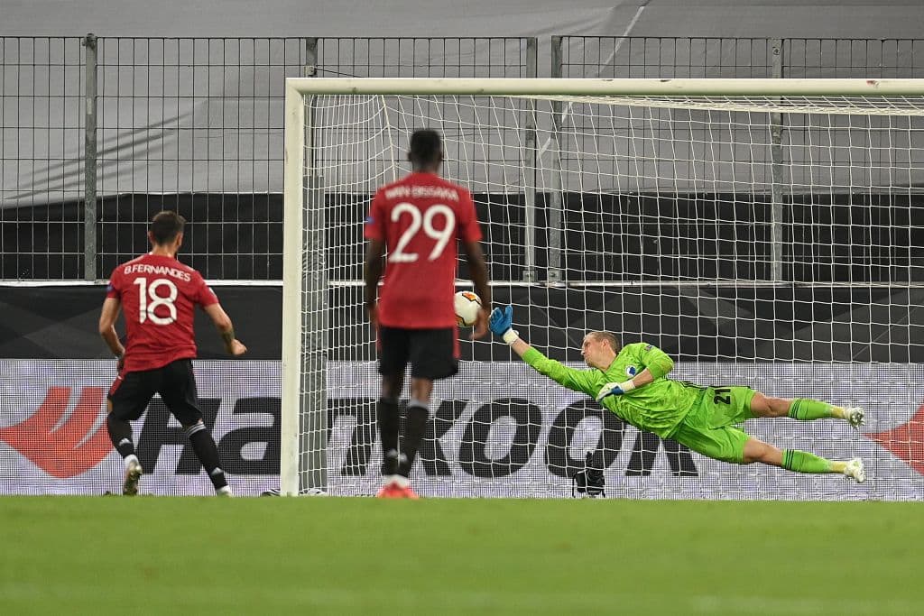 Con gol de Bruno Fernandes desde el punto penal, el Manchester United consigue su pase a la siguiente ronda y esperan rival en las semifinales.