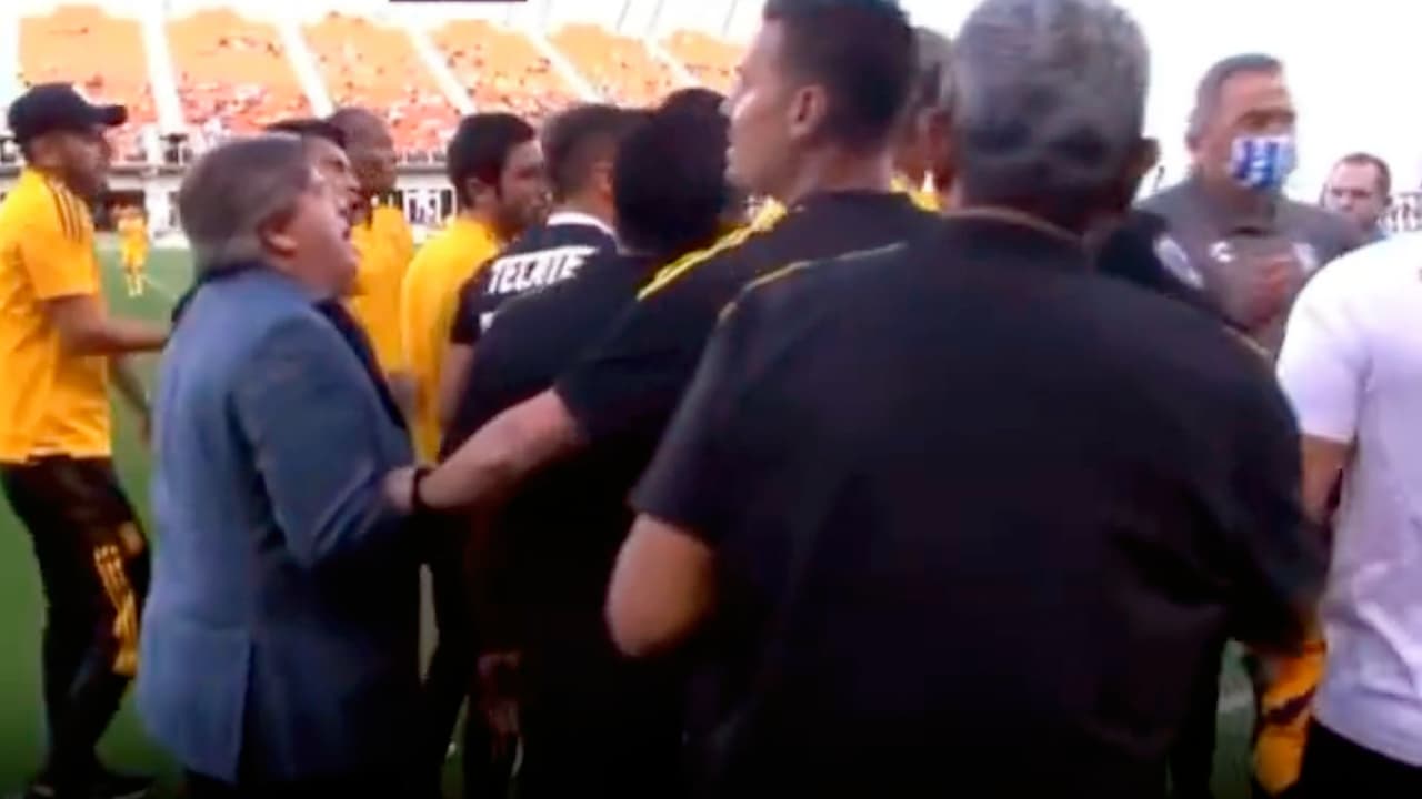 Jalones y empujones en las bancas tras amistoso de Pachuca y Tigres