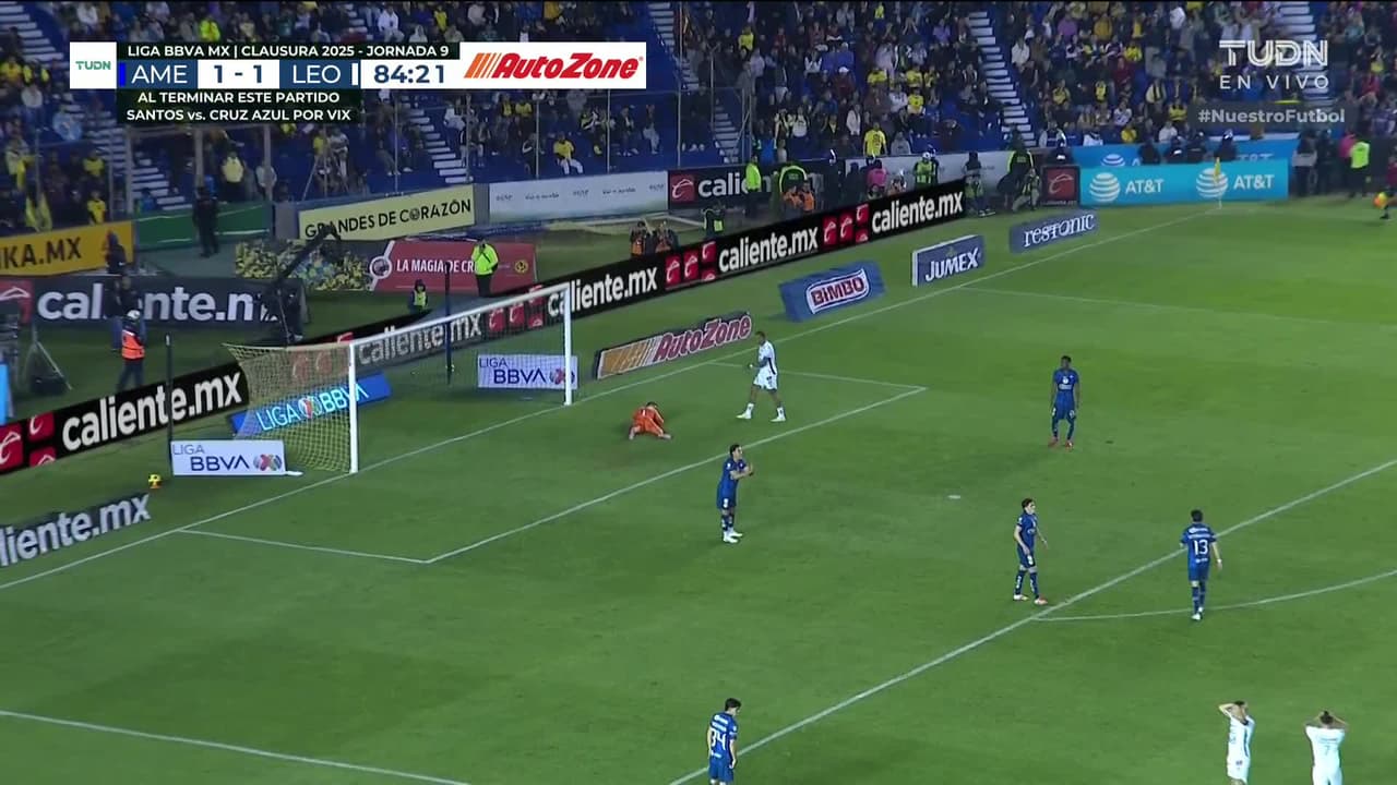 ¡TIRO ATAJADO! disparo por Andrés Guardado.