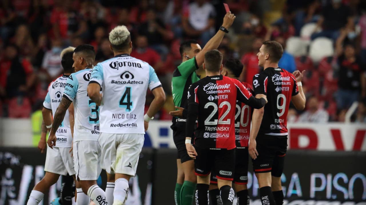 Desalojan cerca de 200 aficionados del Estadio Jalisco