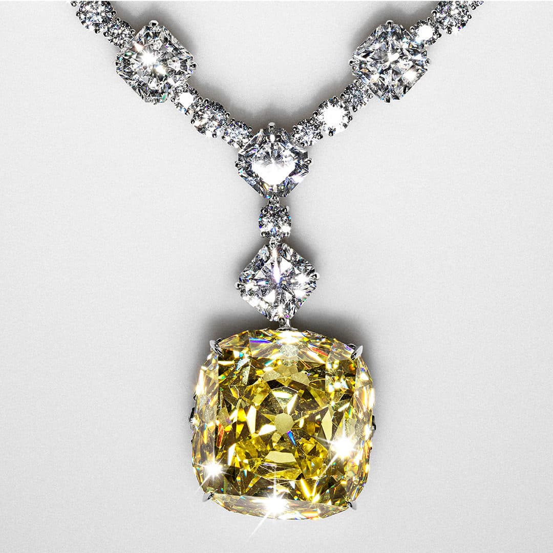Ese es el icónico Tiffany Diamond de 128 quilates, que la compañía adquirió en 1878 y rara vez exhibe.