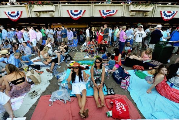 Y la gente esperando la carrera de la mejor manera posible.