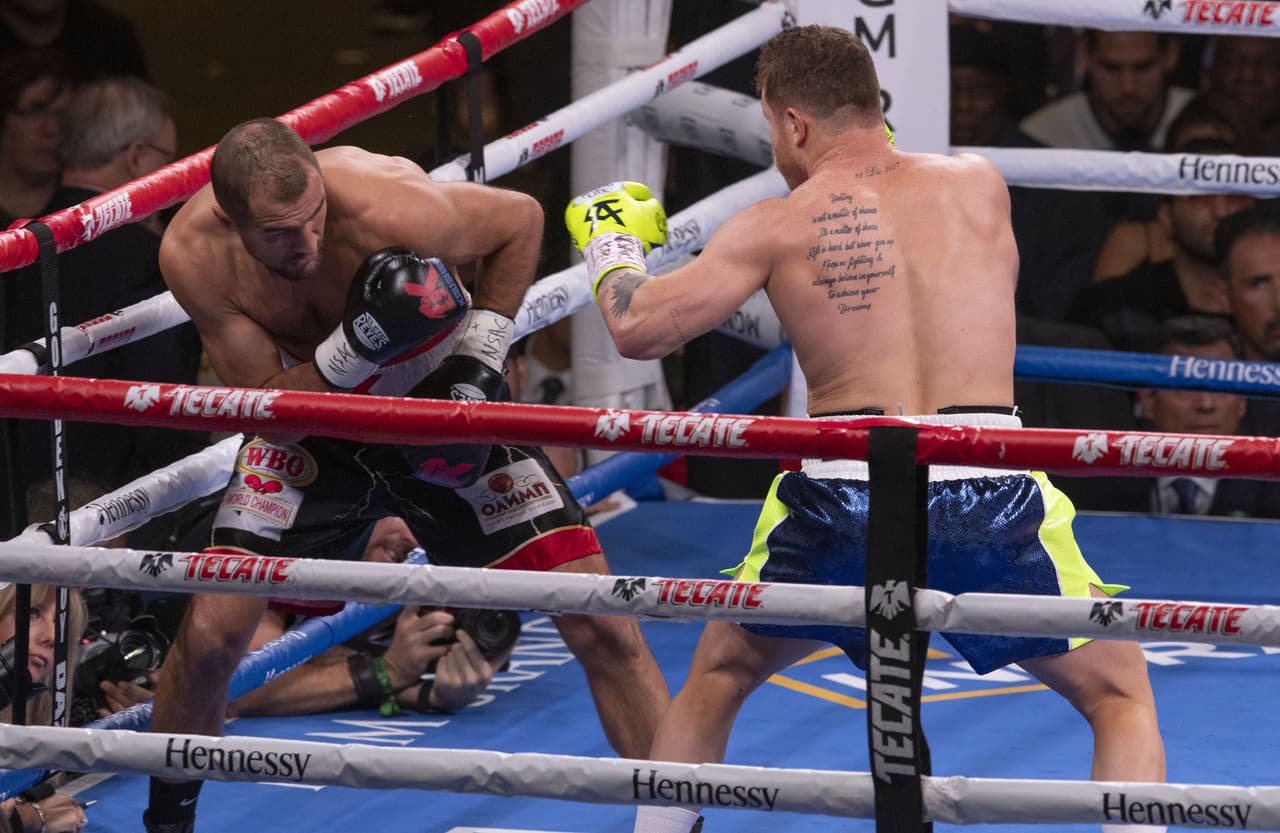 El 'jab' de Kovalev era adecuado para marcar la distancia ante el mexicano.