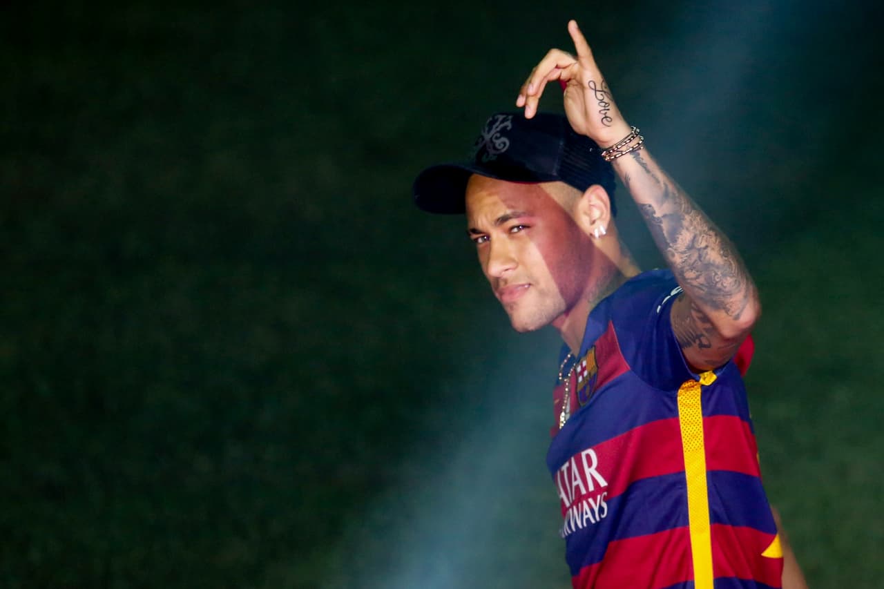 Neymar "está feliz en Barcelona" pero tres clubes lo quieren, dijo su agente