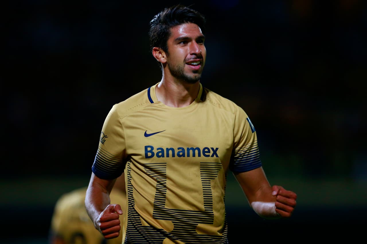 Eduardo Herrera – El centro delantero de Pumas es un jugador distinto entre las escasas variantes ofensivas que se tienen entre futbolistas mexicanos. Su gran estatura y buen físico le ayudan a estar en la mira del entrenador nacional. Si recupera su nivel del Apertura 2015, volverá a tener su llamado al equipo de Juan Carlos Osorio.