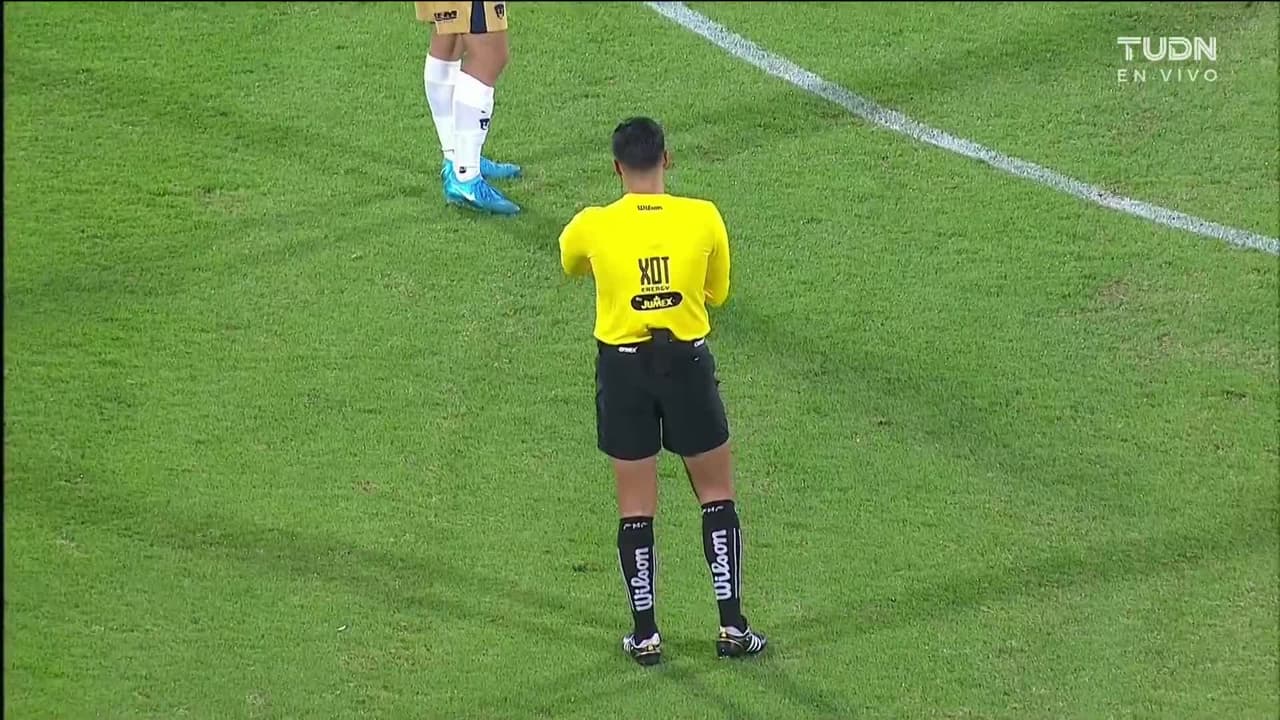 Arranca el partido y la pelota está en juego.